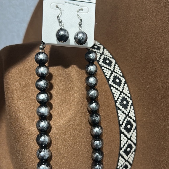 NWT bead necklace and earring set! - Picture 4 of 5